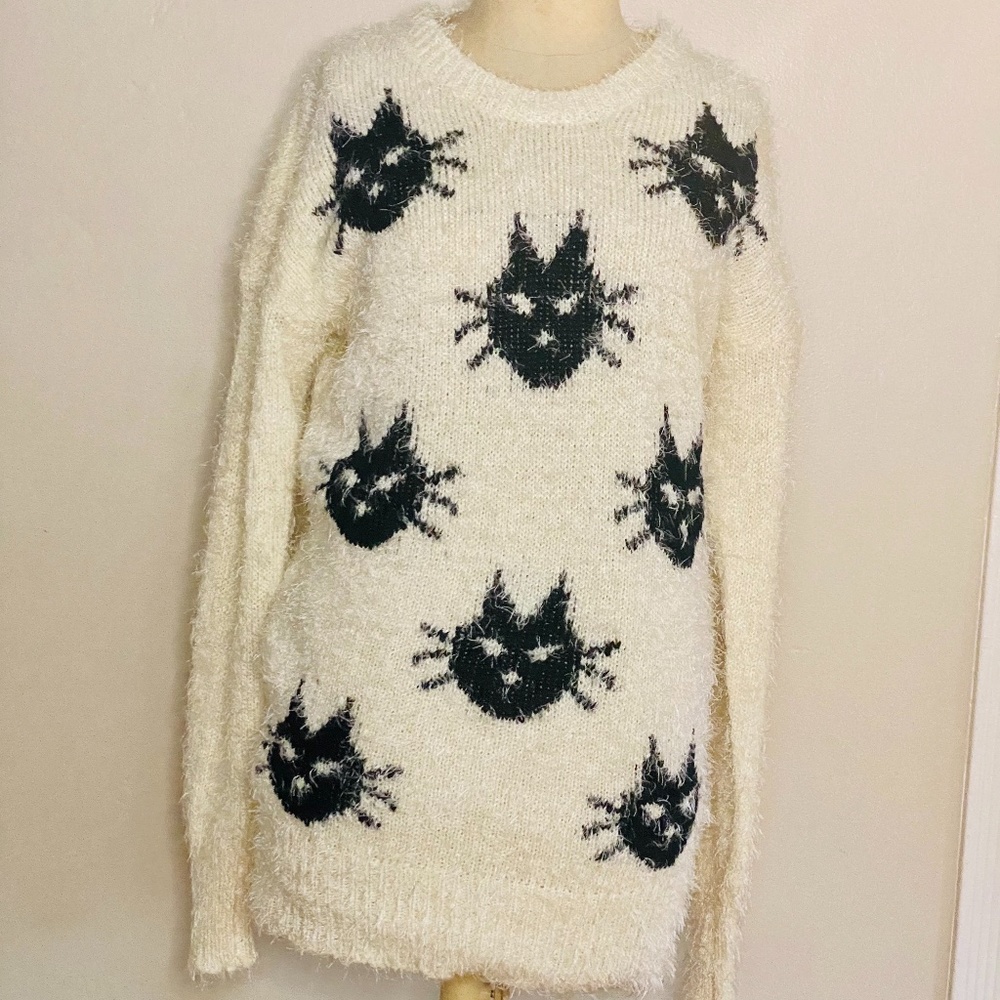 Super soft beige sweater w/ cat print